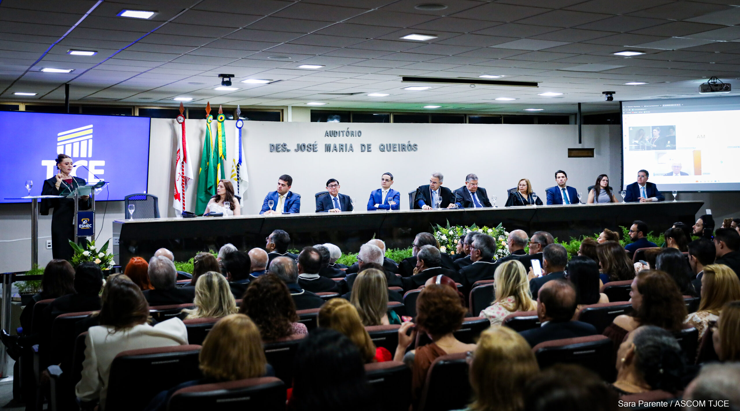 Primeira desembargadora eleita em processo exclusivo para mulheres é empossada pelo TJCE