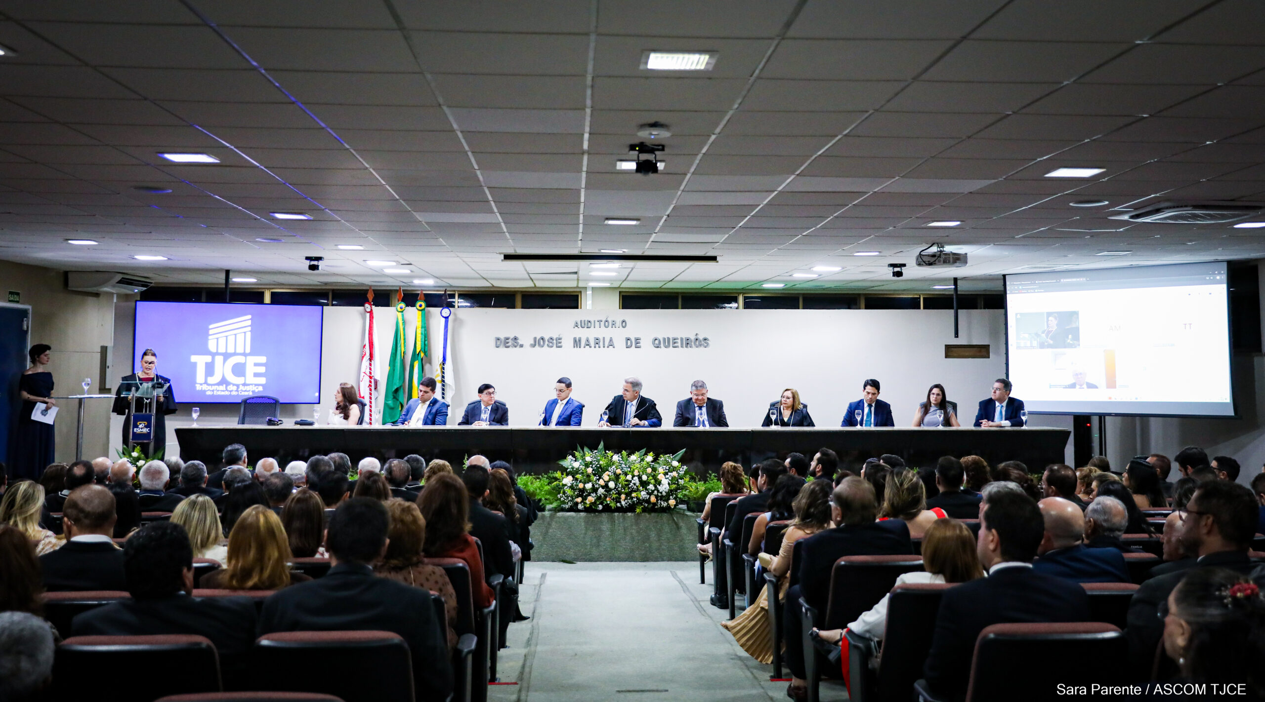 Primeira desembargadora eleita em processo exclusivo para mulheres é empossada pelo TJCE