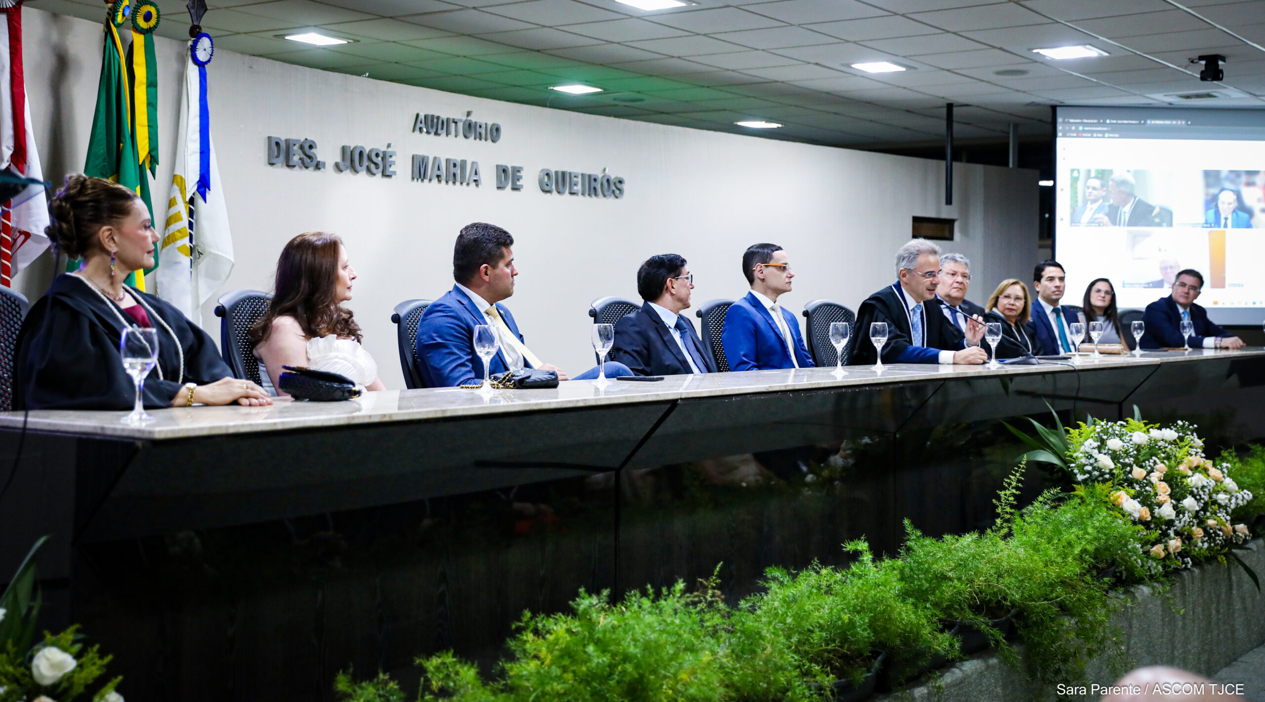 Primeira desembargadora eleita em processo exclusivo para mulheres é empossada pelo TJCE