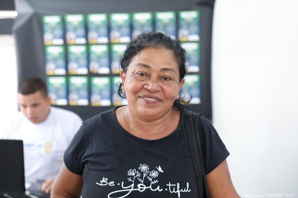 Foto de uma mulher sorrindo