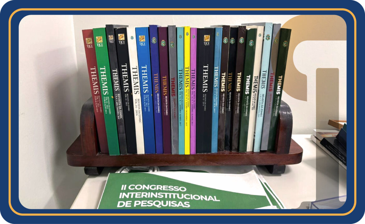 Foto de várias revistas empilhadas verticalmente Foto de várias revistas empilhadas verticalmente