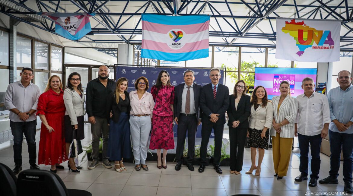 Várias mulheres e homens posando para foto, sorrindo