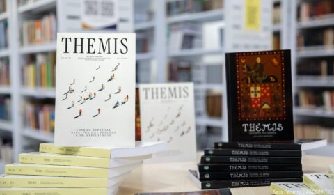 Revista Themis: Esmec recebe novas edições impressas e celebra alcance internacional do periódico