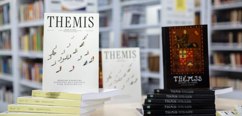Revista Themis: Esmec recebe novas edições impressas e celebra alcance internacional do periódico