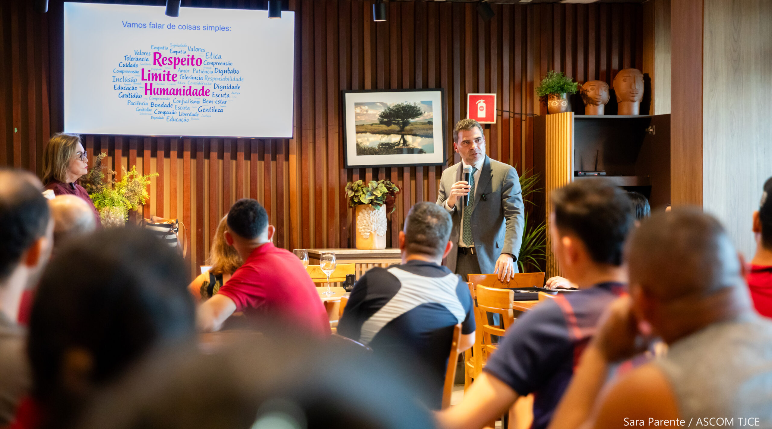 TJCE realiza palestra de conscientização sobre violência doméstica para funcionários de restaurante
