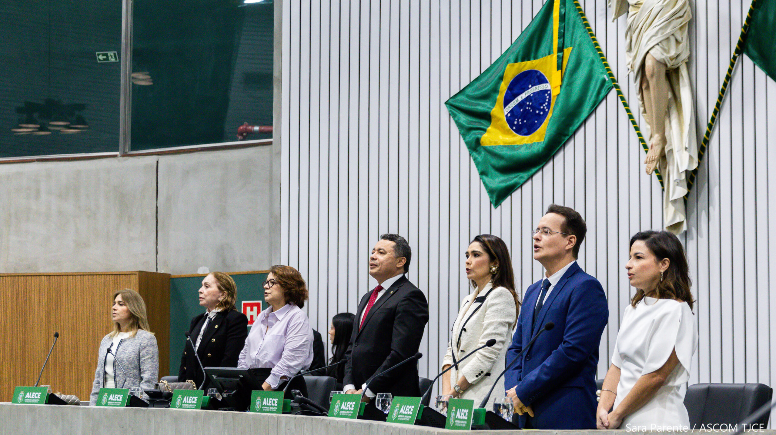 Várias pessoas perfilhadas, em pé, no auditório da Alece