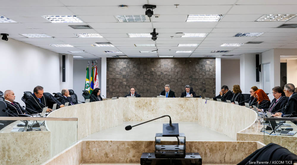Banca de mármore em formato de U com pessoas nela.