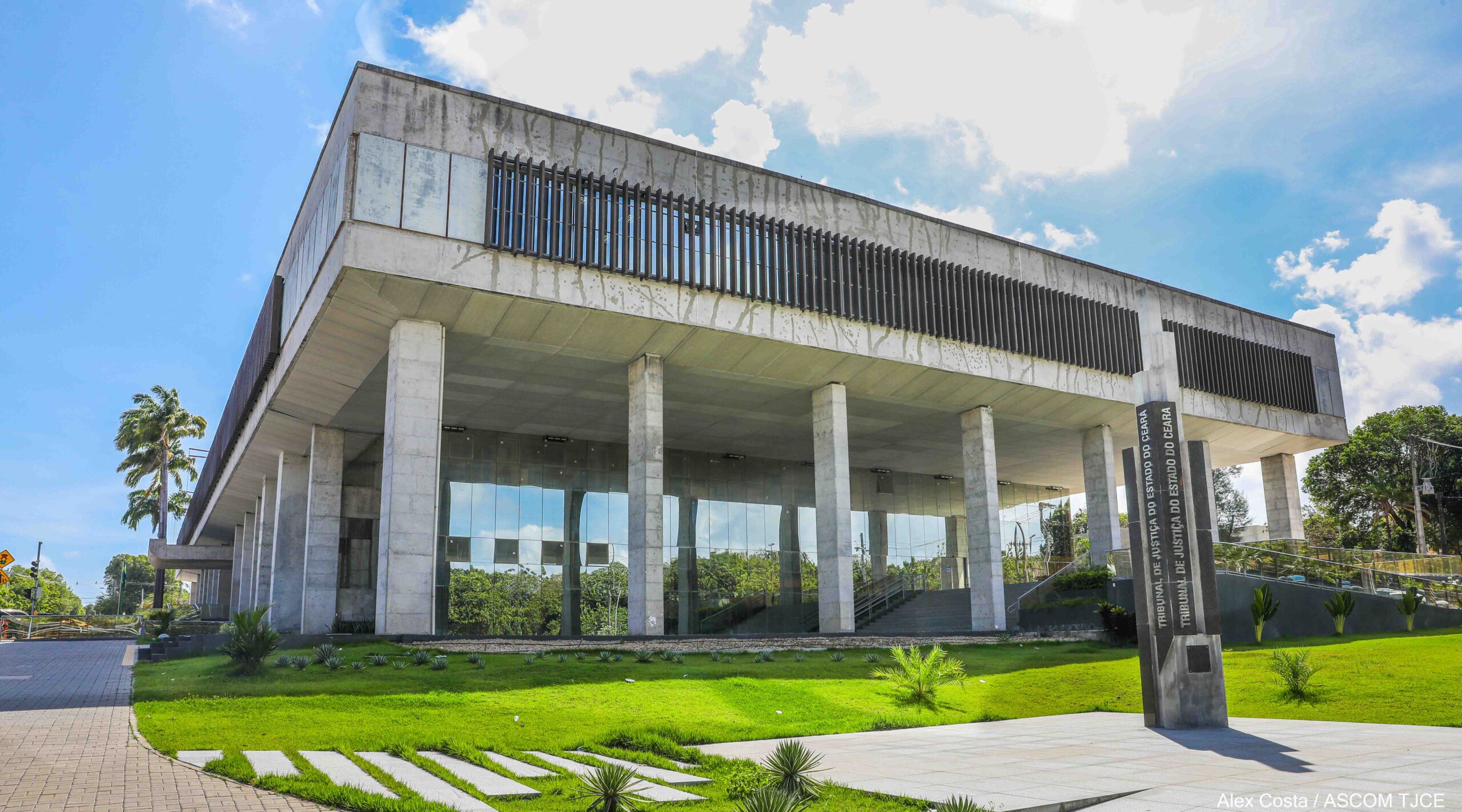 Foto de uma das fachadas da sede do TJCE