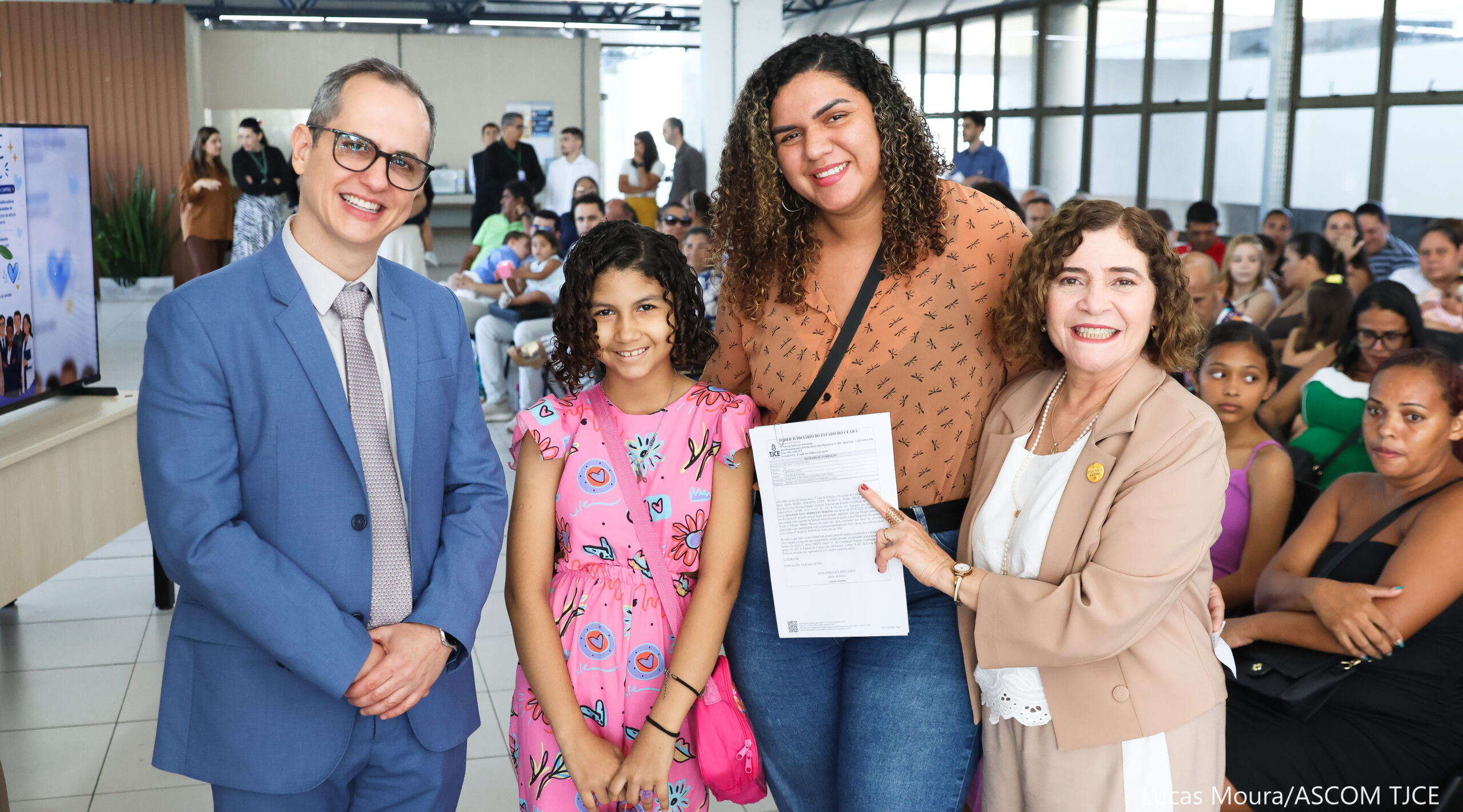 3ª Vara da Infância e Juventude entrega 33 mandados para registro de adoções