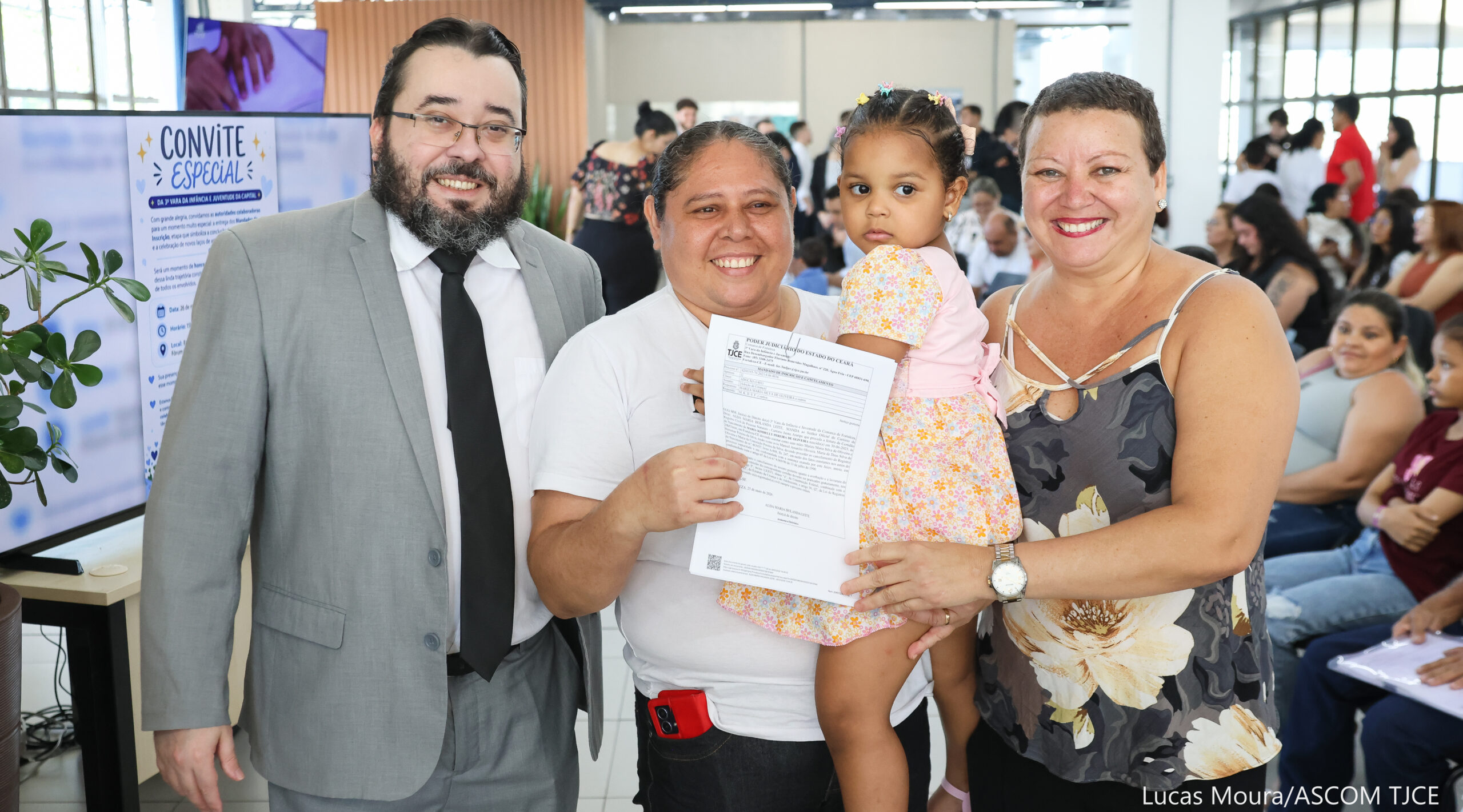 3ª Vara da Infância e Juventude entrega 33 mandados para registro de adoções