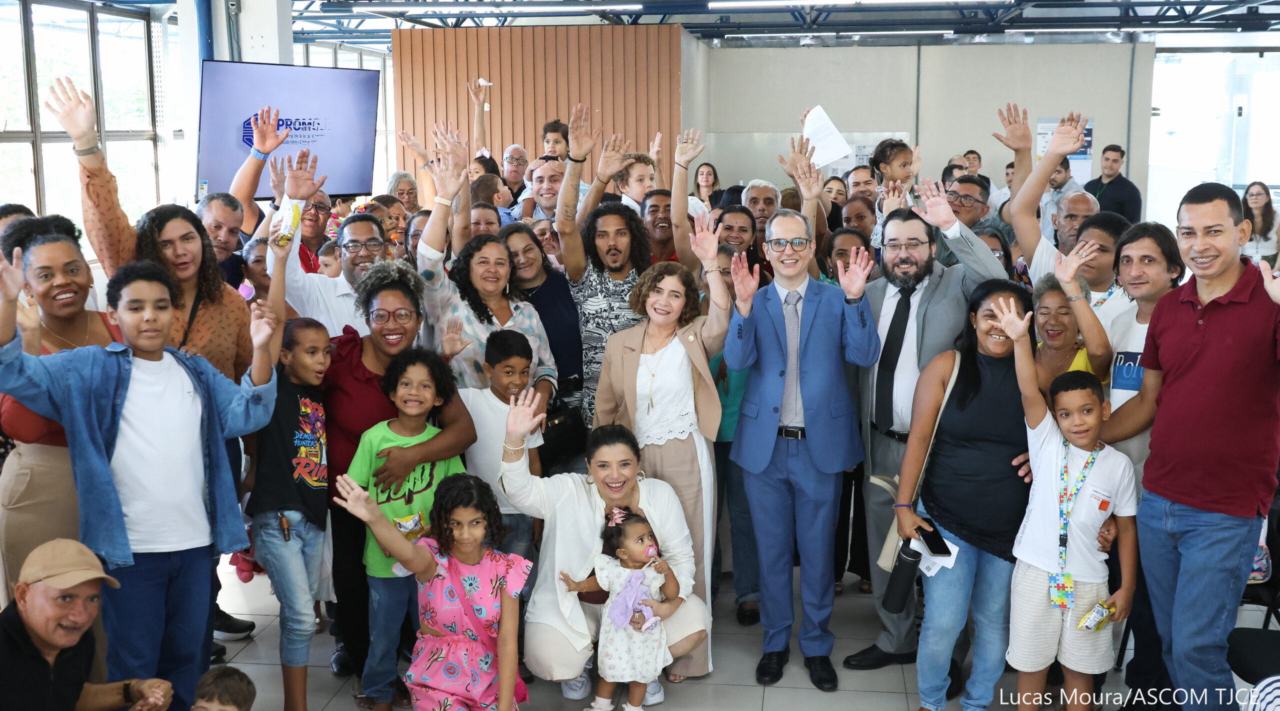 3ª Vara da Infância e Juventude entrega 33 mandados para registro de adoções