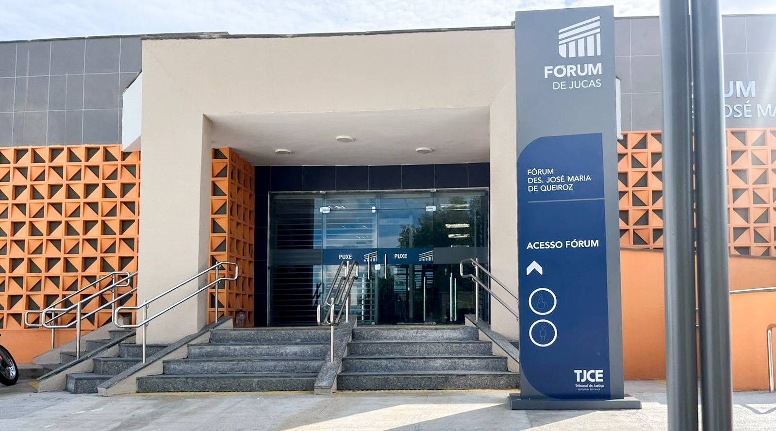 Foto da fachada do Fórum de Jucás