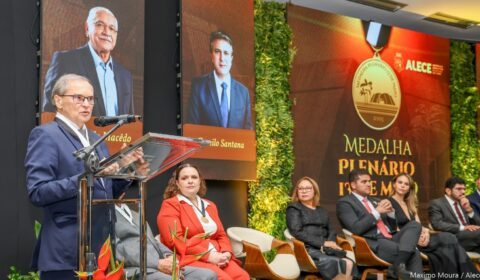 Ex-presidente do TJCE, Abelardo Benevides, é homenageado com Medalha Plenário 13 de Maio