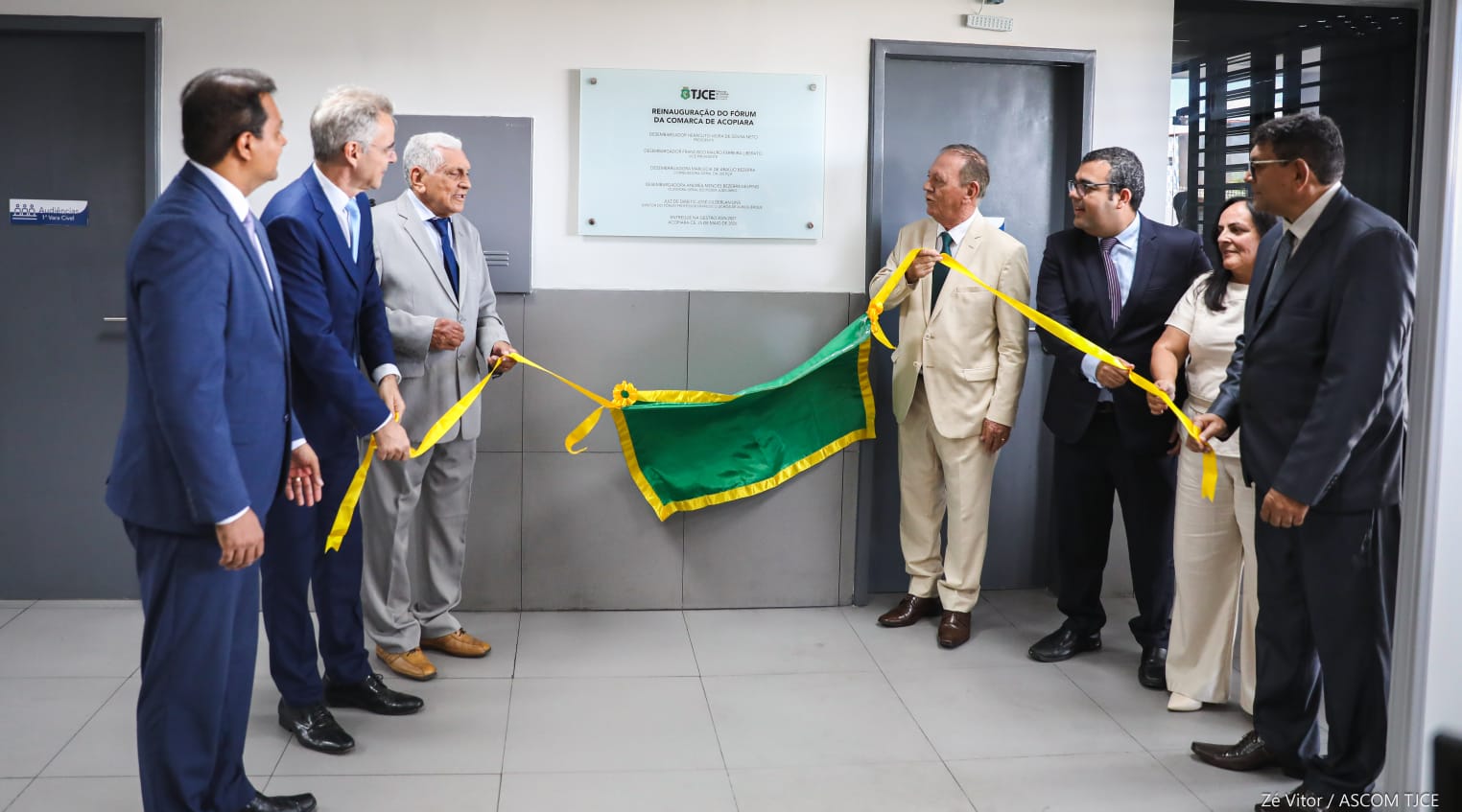 Imagem de várias pessoas descerrando a placa de inauguração
