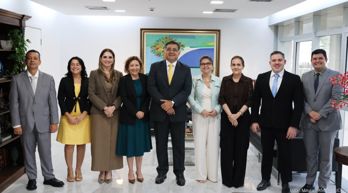 Imagem com homens e mulheres posando para foto, em pé, sorrindo Imagem com homens e mulheres posando para foto, em pé, sorrindo