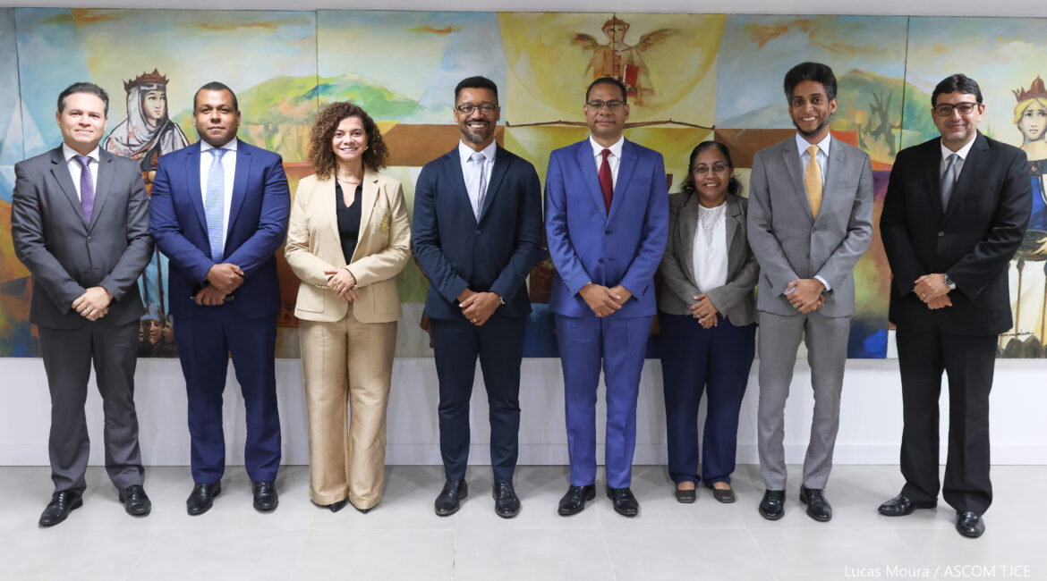 Imagem de mulheres e homens posando para foto, em pé, sorrindo Imagem de mulheres e homens posando para foto, em pé, sorrindo