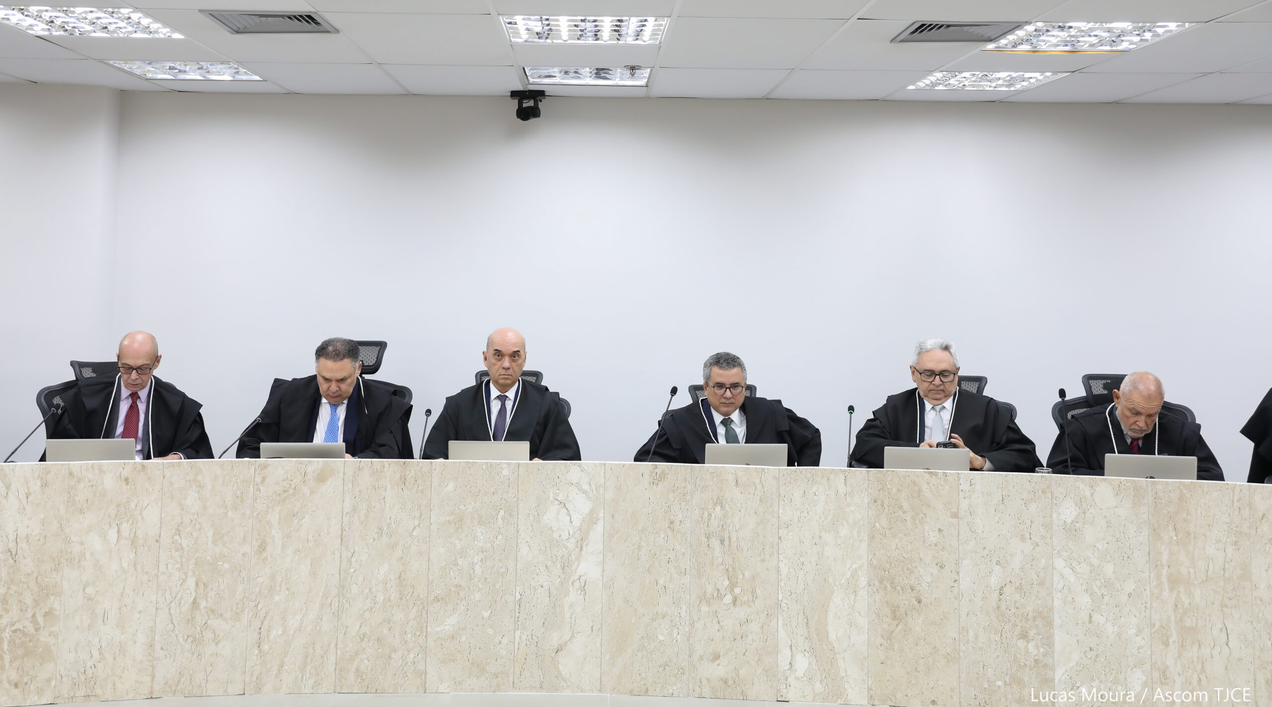 Foto de uma bancada do órgão especial, em que se vê vários desembargadores julgando processos