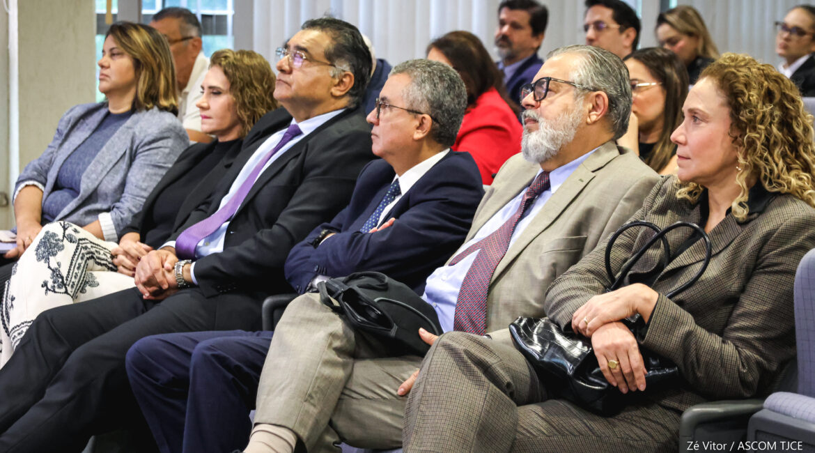 Imagem de homens e mulheres sentadas na plateia ouvindo as explicações Imagem de homens e mulheres sentadas na plateia ouvindo as explicações
