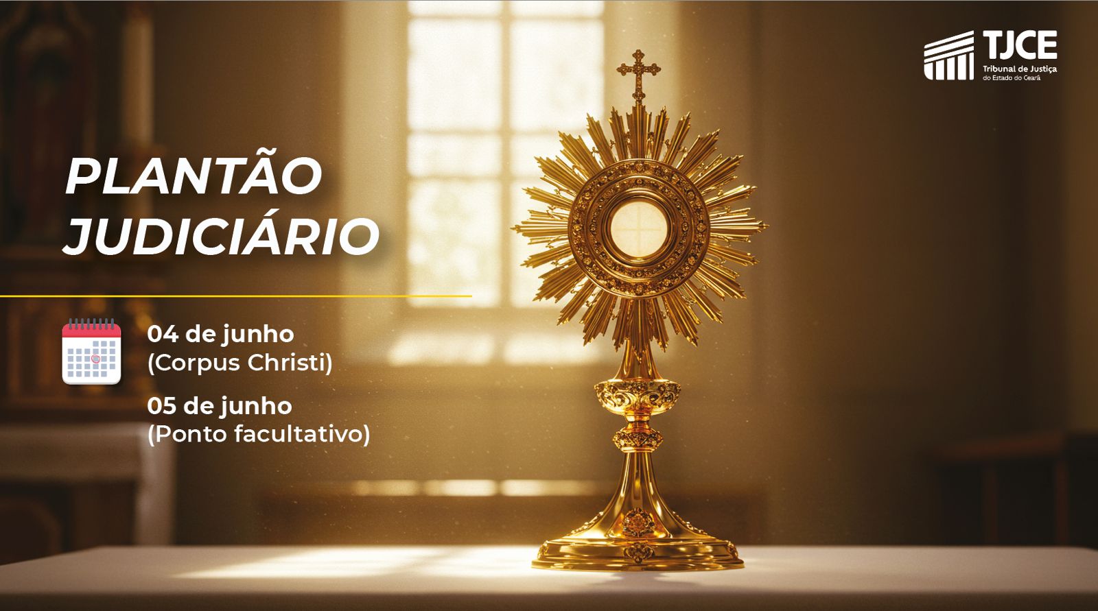 Fotografia em tons amarelados com objeto dourado utilizado em missas sobre uma mesa. Ao fundo, janela que dá entrada à luz solar.
