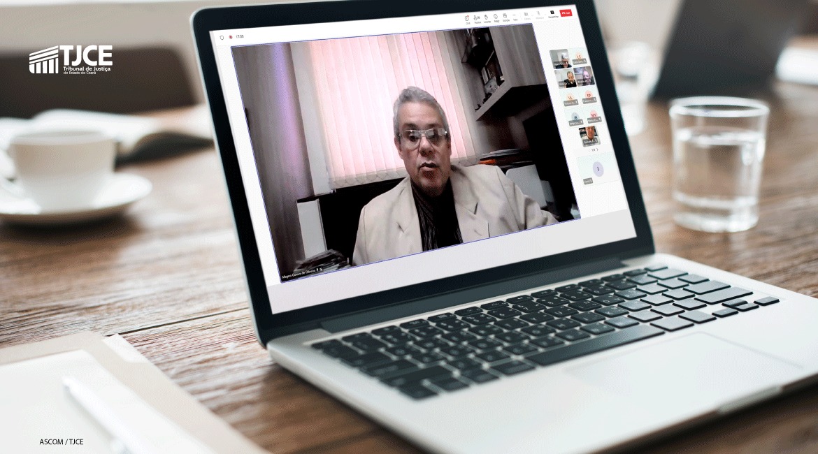 Imagem em que se vê na tela de um notebook um homem e, na lateral da imagem, vários rostos pequenos de pessoas que estavam na reunião online