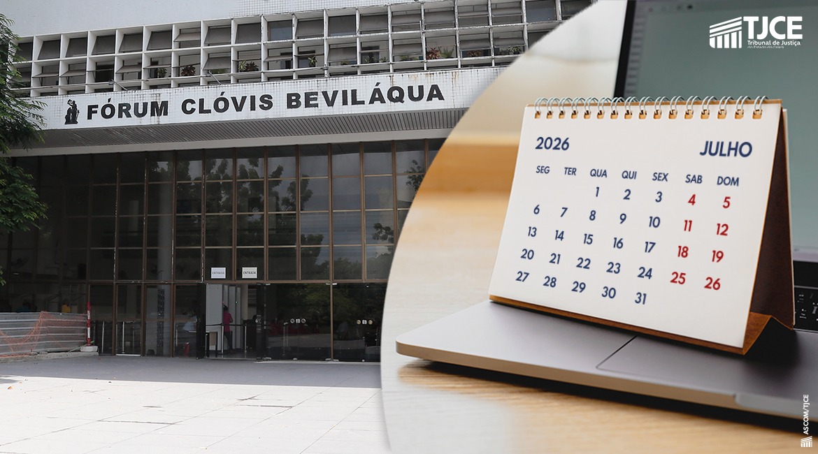 Foto de calendário do mês de julho com fachada do Fórum ao fundo.