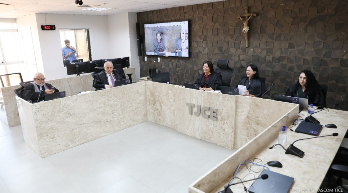 Município de Itaitinga é condenado a indenizar motorista de aplicativo que teve o automóvel danificado após cair em buraco na via