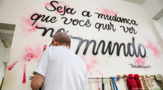 Imagem mostra um homem de costas próximo à frase "seja a mudança que você quer ver no mundo"