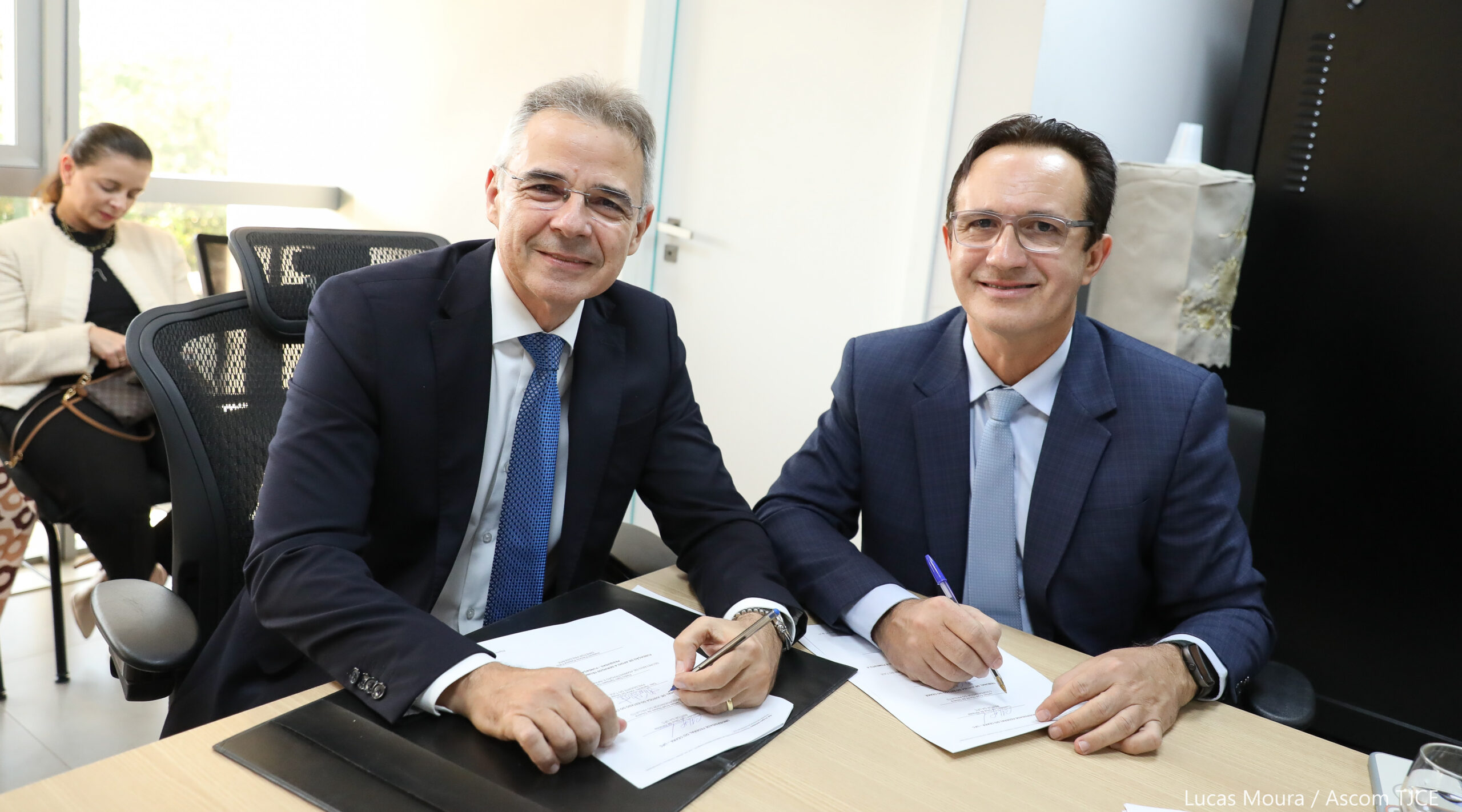2026-07-24 – Assinatura do TCT desenvolvimento, pesquisa e inovação com a UFC – Foto Lucas Moura (58)-1784928500 A imagem mostra o presidente do Tribunal de Justiça e o reitor da UFC lado a lado assinando o convênio