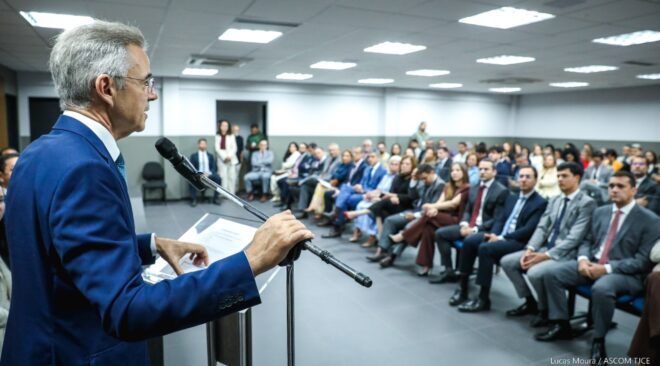 Imagem mostra o presidente do Tribunal de Justiça discursando com uso do microfone e grande platéia ao fundo