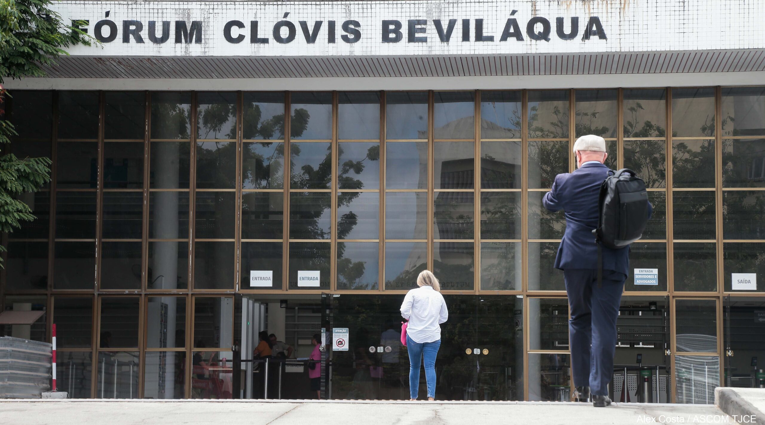 Fórum-1784915493-1784915493 A imagem mostra a fachado do Fórum CLóvis Beviláqua com pessoas passando pela porta de entrada