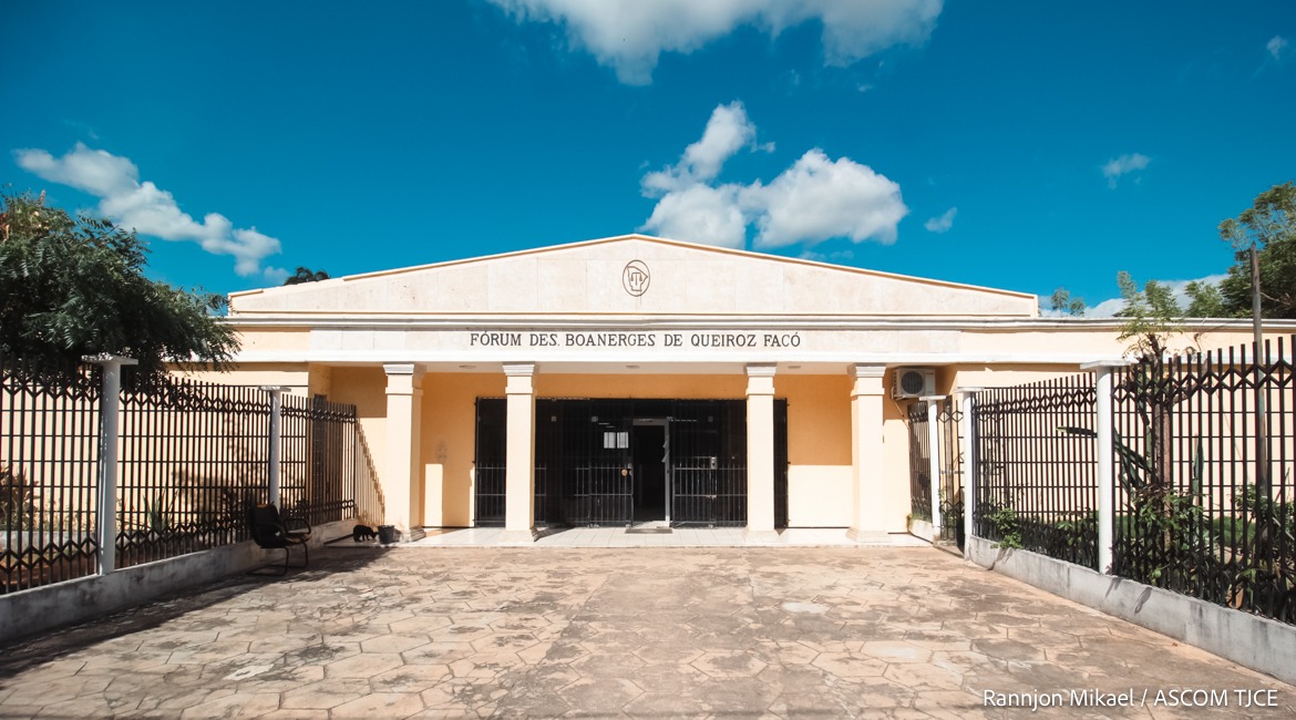 Fórum de Iguatu-1784151186 A imagem mostra a fachada do Fórum de Iguatu