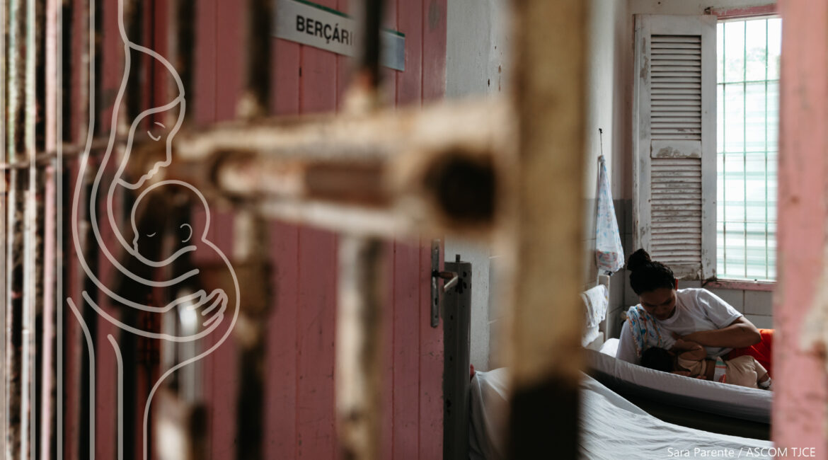 Foto de uma mulher deitada, em uma cama, ao fundo, dando de mamar a uma criança. No local onde ela se encontra, tem na porta, entreaberta, a palavra escrita: bercário