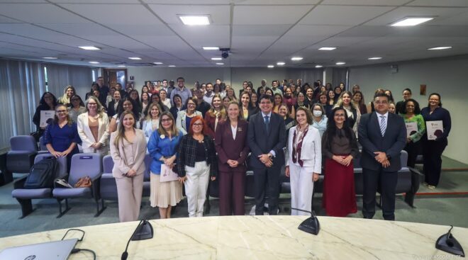 Muitas pessoas de pé pousando para fotografia geral com o público presente ao evento