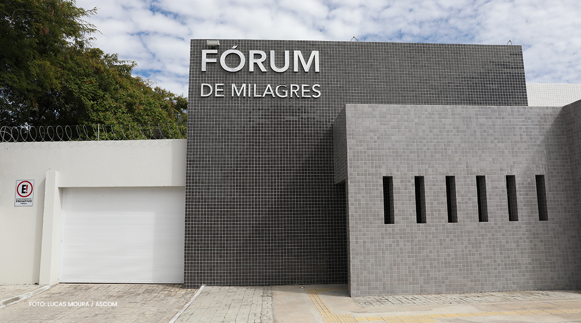 LM_2-1783544304 Prédio na cor cinza como seguinte letreiro: Fórum de Milagres