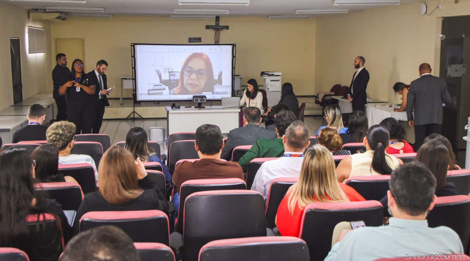 Nucevid Iguatu 1-1784581014 Pessoas sentadas em um auditório assistem apresentação de inauguração do Nucevid