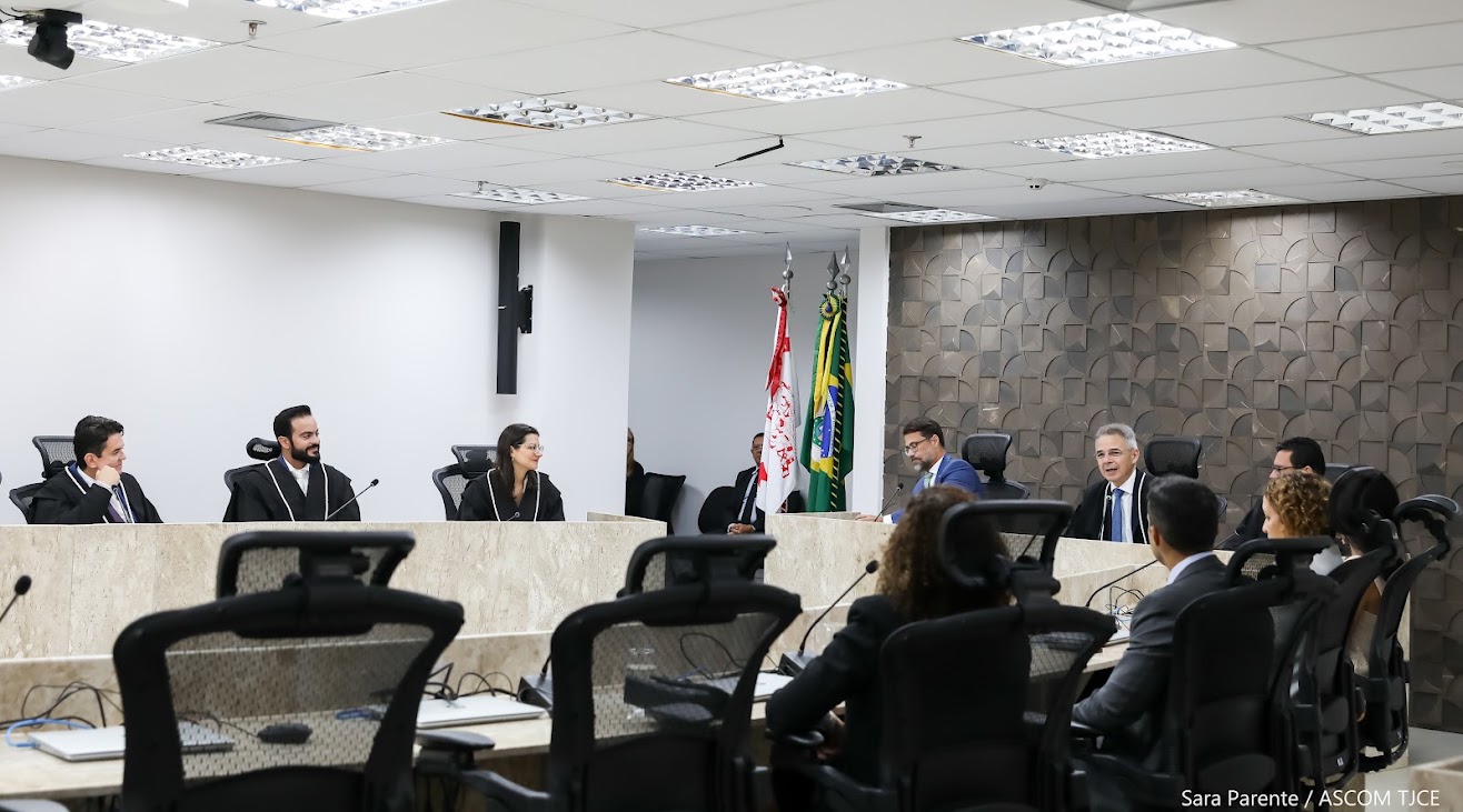 Posse juízes 2-1784925918 A imagem mostra a sala do Pleno. Ao redor da bancada estão sentados o presidente do Tribunal , corpo técnico e juízes que tomaram poss