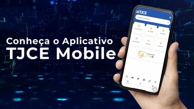 Mão segurando um celular com o aplicativo so TJCE Mobile. Do lado esquerdo do aparelho tem o texto "Conheça o Aplicativo TJCE Mobile"