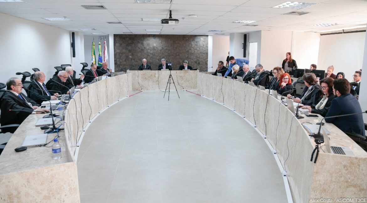 Foto da composição do órgão especial no novo prédio do TJCE