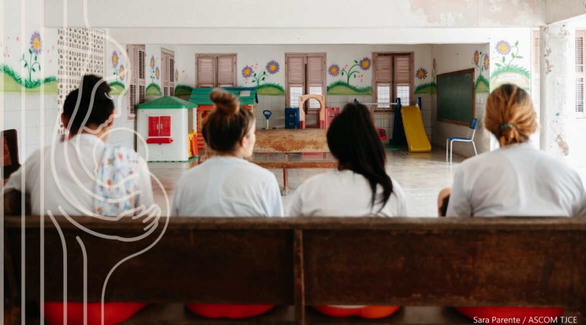 Foto de quatro mulheres sentadas em um banco, numa sala, dando de mamar aos bêbes