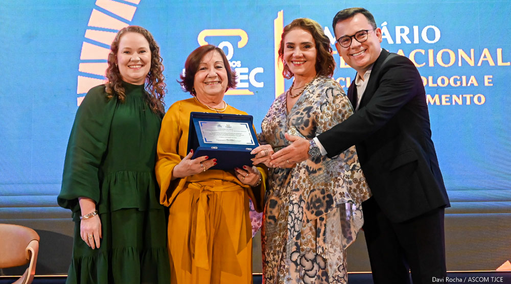 Homenagens a ex-diretores marcam segundo dia de comemorações dos 40 anos da Esmec
