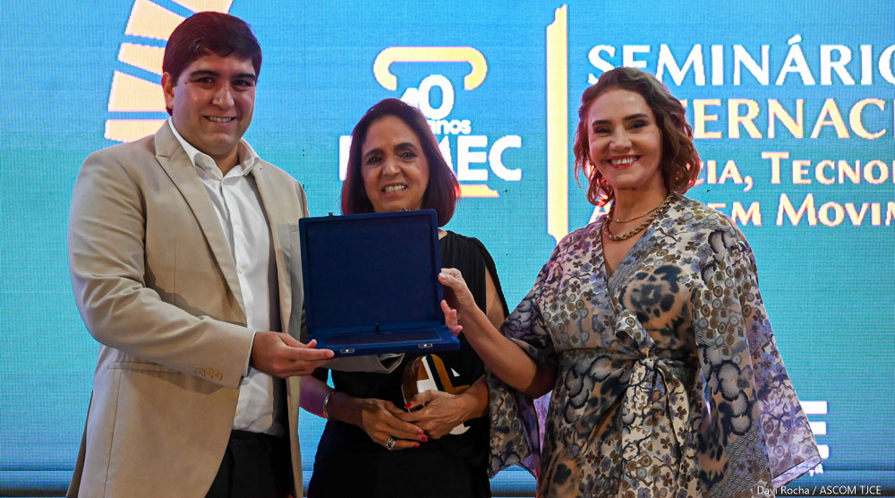 Homenagens a ex-diretores marcam segundo dia de comemorações dos 40 anos da Esmec