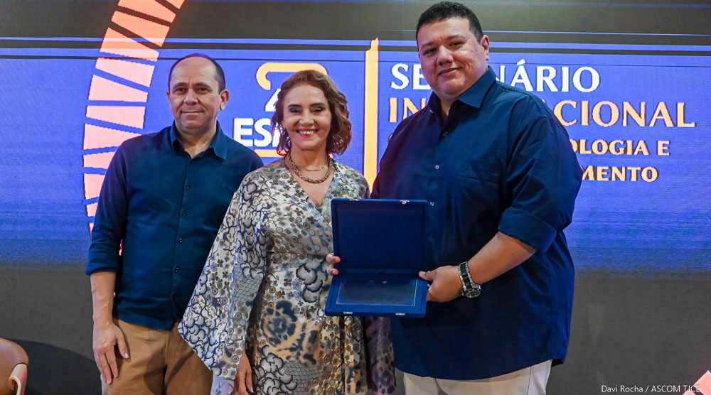 Homenagens a ex-diretores marcam segundo dia de comemorações dos 40 anos da Esmec
