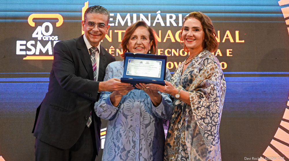Homenagens a ex-diretores marcam segundo dia de comemorações dos 40 anos da Esmec