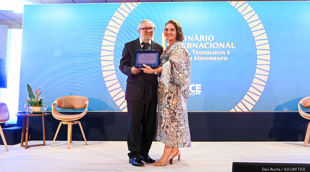 Homenagens a ex-diretores marcam segundo dia de comemorações dos 40 anos da Esmec
