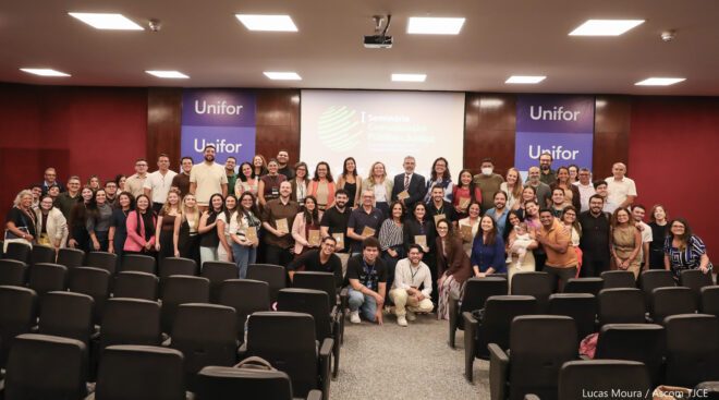 Público se reúne e posa para uma foto geral.