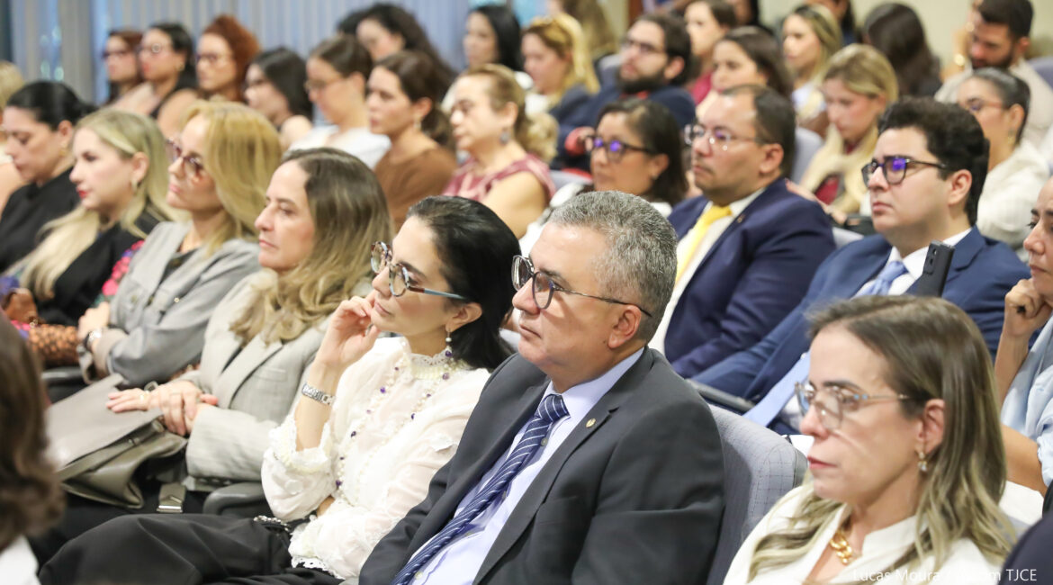 Na foto, destaque de homens e mulheres sentadas na plateia