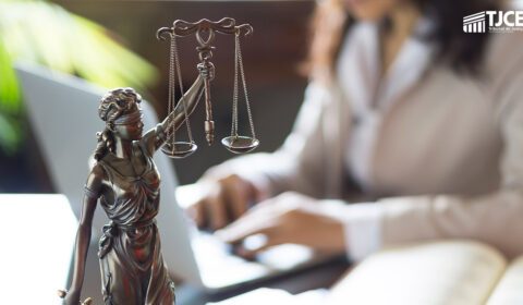 Juízas(es) leigas(os) são convocadas(os) para apresentação de documentos