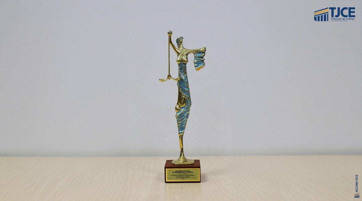 Foto da imagem de troféu que está em cima de uma mesa