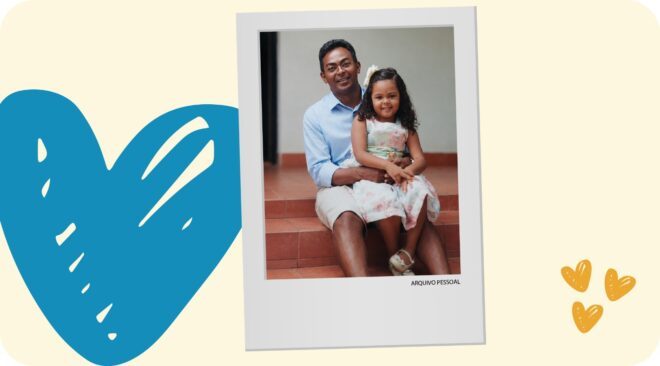 Foto colorida, inserida como um post it, em um fundo amarelo bem claro, com um coração azul maior no lado esquerdo e pequenos corações amarelos escuros no canto inferior direito. Nela, um homem jovem sentado com uma menina no colo.