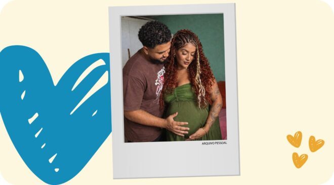 Foto colorida, inserida como um post it, em um fundo amarelo bem claro, com um coração azul maior no lado esquerdo e pequenos corações amarelos escuros no canto inferior direito. Na foto, um casal formado por um homem e uma mulher grávida abraçados, olhando e segurando a barriga dela.